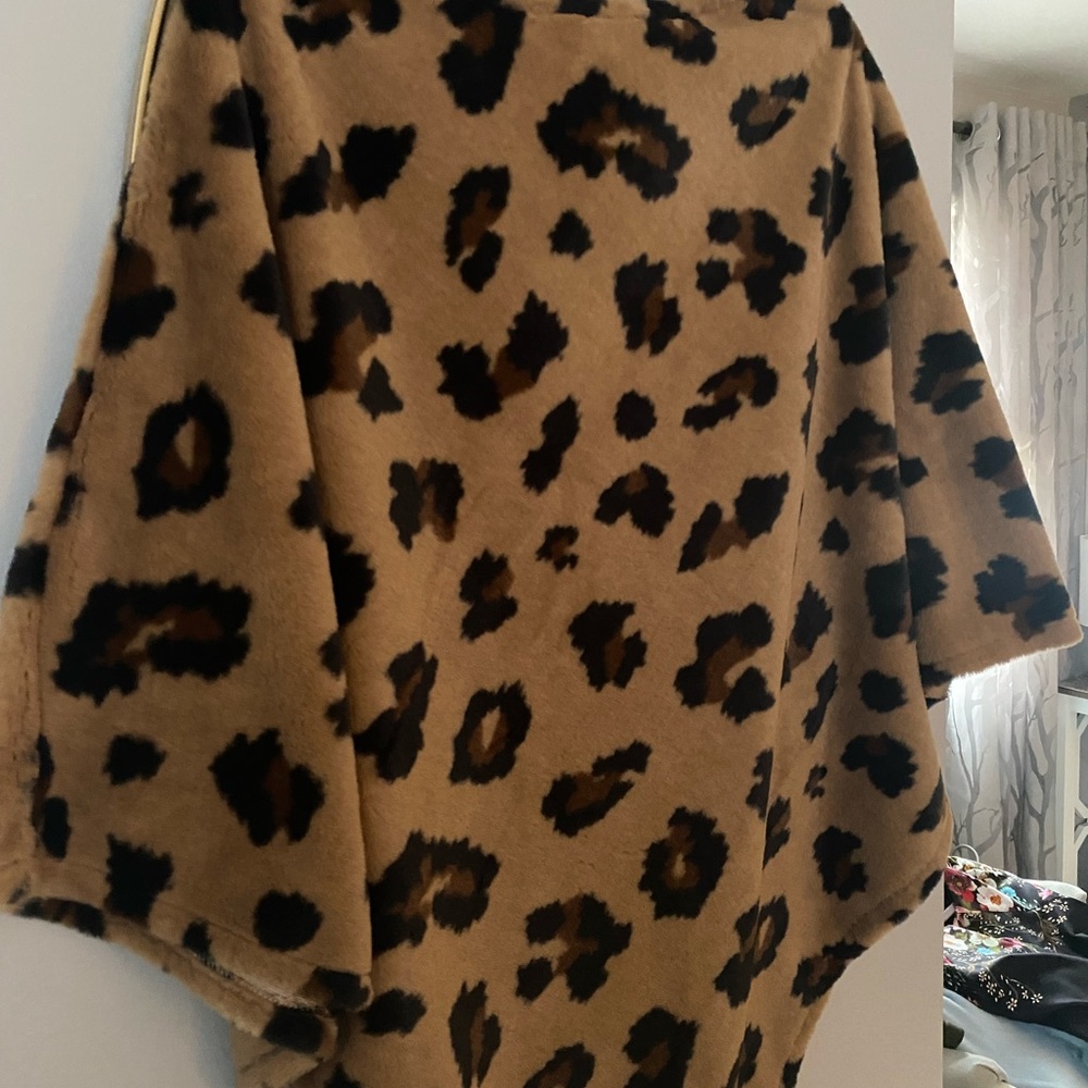 One size faux fur leopard poncho. Purchased from a little boutique. Worn once